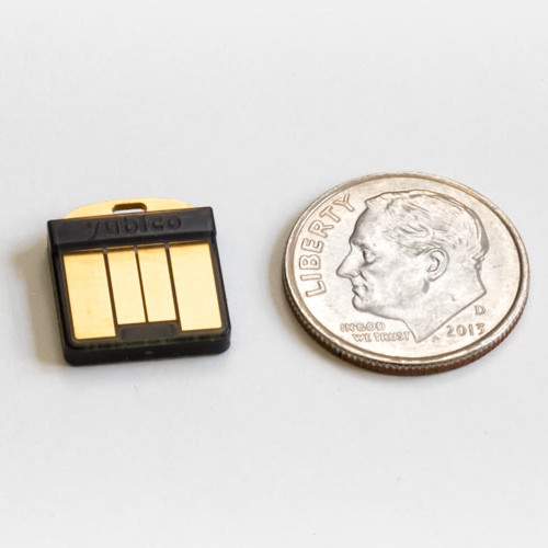A Yubikey 5 Nano ilyen kicsi